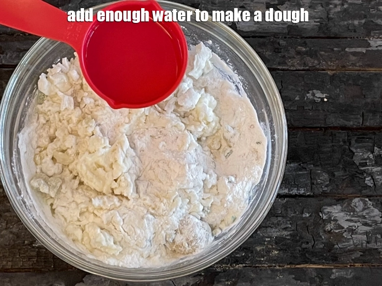 स्टेप 11 – <p>आटा बनाने के लिए पर्याप्त पानी डालें।</p>