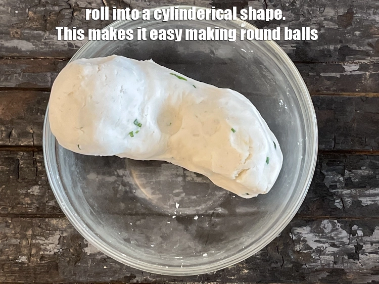 स्टेप 13 – <p>एक बेलनाकार आकार में रोल करें। इससे राउंड बॉल बनाना …