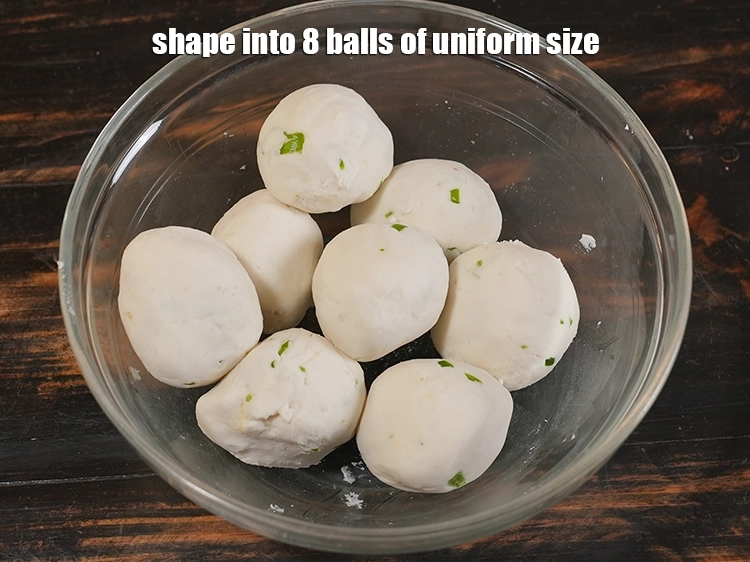 स्टेप 14 – <p>बॉल को समान आकार की ८ गेंदें बनाएं।</p>