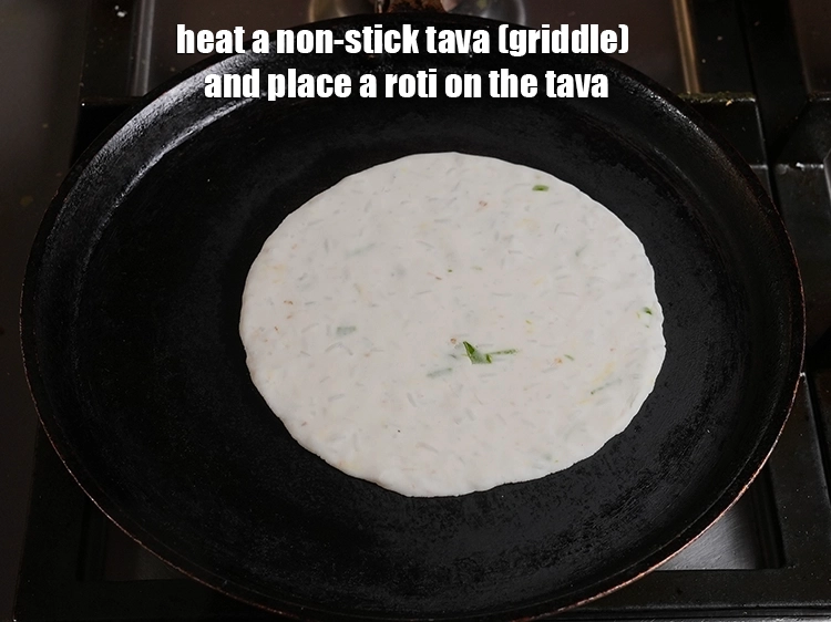 स्टेप 16 – <p>एक नॉन-स्टिक तवा गरम करें और उस पर एक रोटी …