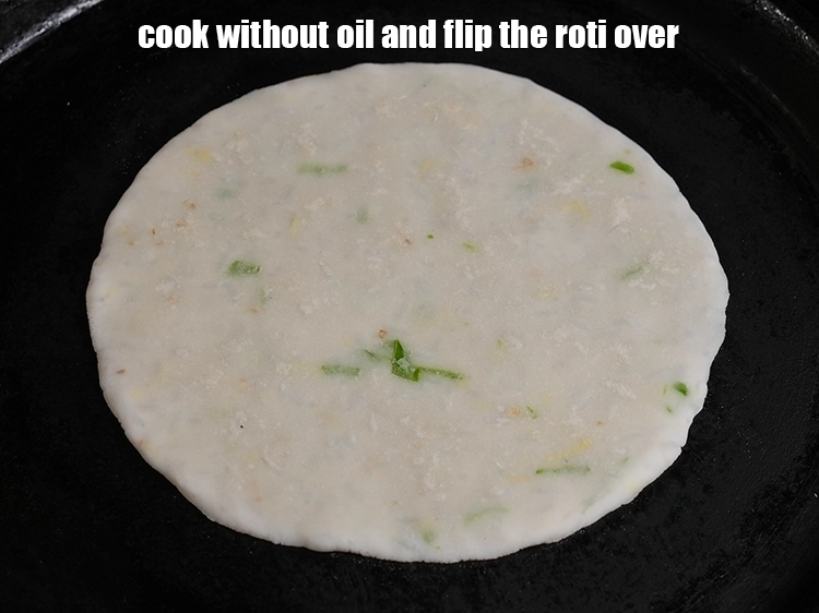 स्टेप 17 – <p>बिना तेल के पकाएं और रोटी को पलटें।</p>
