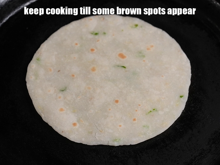 स्टेप 18 – <p>रोटी को कुछ भूरे रंग के धब्बे दिखाई देने तक …