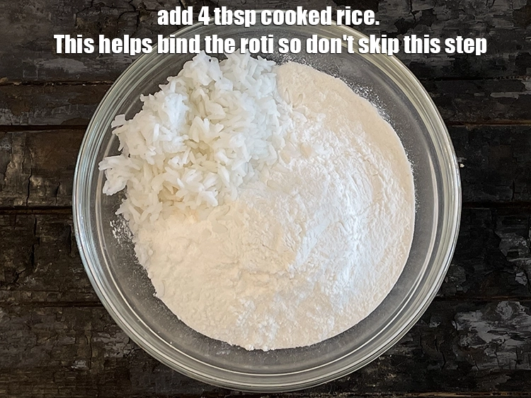 स्टेप 3 – <p>४ टेबल-स्पून <a href=""><strong>पके हुए चावल</strong></a> डालें। यह रोटी को …