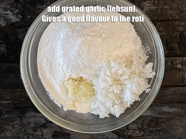 स्टेप 4 – <p>२ टी-स्पून <a href=""><strong>कसा हुआ लहसुन</strong></a> डालें। रोटी को एक …