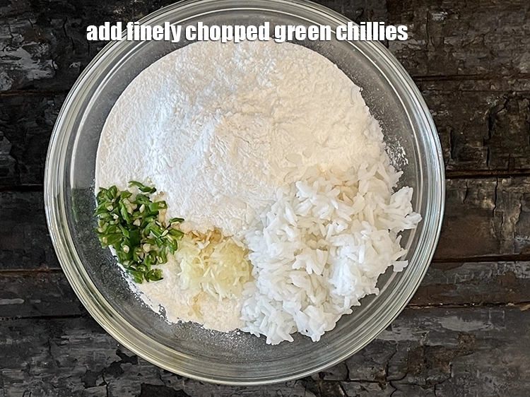 स्टेप 5 – <p>२ टी-स्पून बारीक कटी हुई <a href=""><strong>हरी मिर्च</strong></a> डालें। यह …