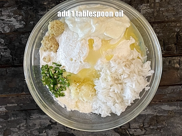 स्टेप 8 – <p>१ टेबल-स्पून तेल डालें। आप चाहें तो एक और टेबल-स्पून …