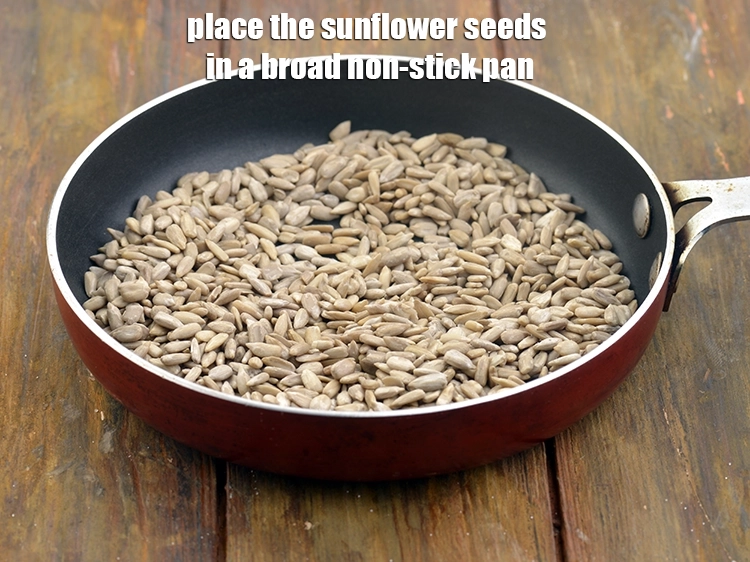स्टेप 3 – <p>सूरजमुखी के बीज को एक व्यापक नॉन-स्टिक पैन में डालें।</p>