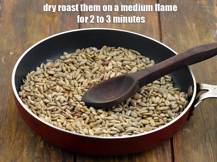 स्टेप 4 – <p>मध्यम आंच पर २ से ३ मिनट के लिए सुखा …