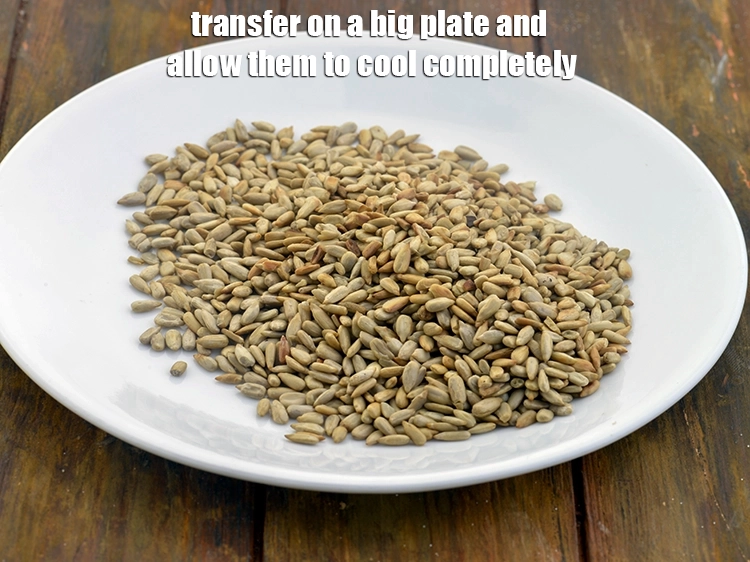 स्टेप 5 – <p>भुनी हुई सूरजमुखी के बीज को एक बड़ी प्लेट पर …