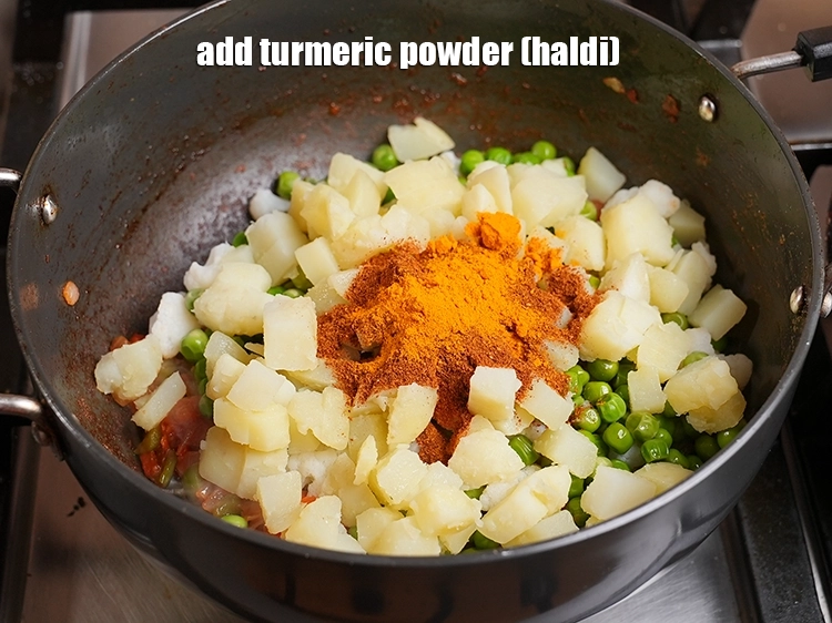 स्टेप 13 – <p><span style="background-color:white;color:black;">१/२&nbsp;</span>टी-स्पून <a href="https://www.tarladalal.in/glossary-turmeric-powder-haldi-hindi-645i"><u>हल्दी पाउडर (turmeric powder, haldi)</u></a> डालें।</p>