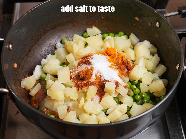 स्टेप 14 – <p>स्वादानुसार <a href="https://www.tarladalal.in/glossary-salt-namak-table-salt-hindi-418i"><u>नमक (salt) </u></a>डालें।</p>