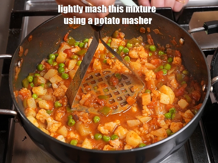 स्टेप 17 – <p>इसे मैशर से हल्का मैश करते हुए चलाएँ। इसे ज़्यादा …