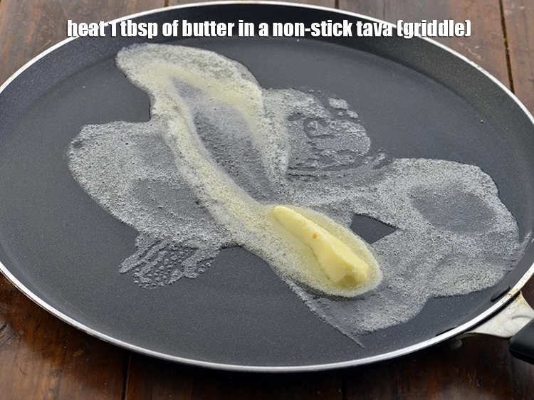 स्टेप 21 – <p>एक नॉन-स्टिक तवे पर १ टेबल-स्पून <a href="https://www.tarladalal.in/glossary-butter-makhan-hindi-233i"><u>मक्ख़न (butter, makhan)</u></a> …