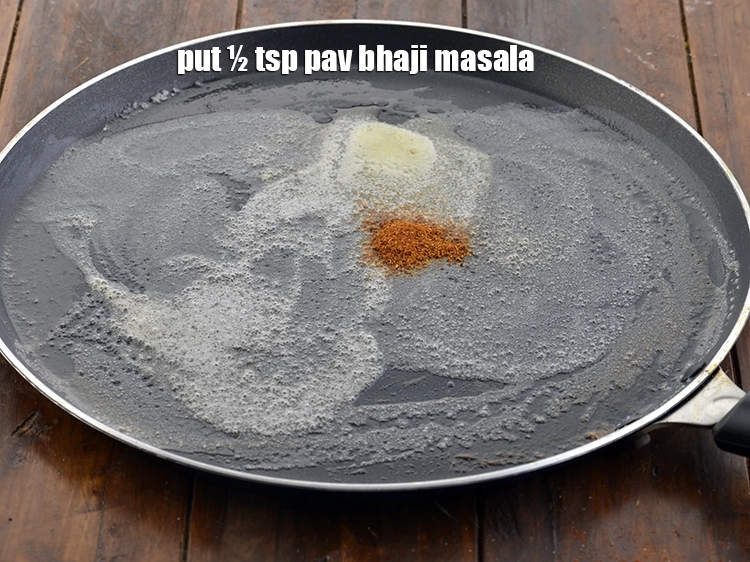 स्टेप 22 – <p>१/२ टी-स्पून <a href="https://www.tarladalal.in/glossary-pav-bhaji-masala-hindi-298i"><u>पाव भाजी मसाला (pav bhaji masala)</u></a> डालें।</p>