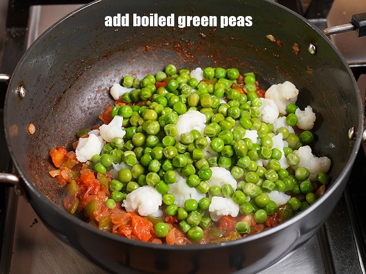 स्टेप 9 – <p>१/२ कप <a href="https://www.tarladalal.in/glossary-green-peas-matar-hare-matar-vatana-hindi-180i#ing_2431"><u>उबले हुए हरे मटर</u></a> डालें।</p>