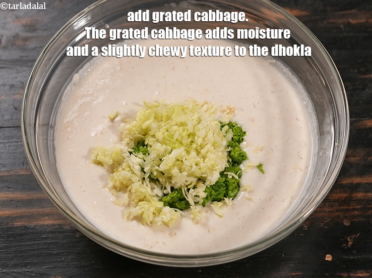 स्टेप 16 – <p style="margin-left:0px;"><span style="background-color:white;color:black;">१/४</span> कप <a href="https://www.tarladalal.in/glossary-cabbage-patta-gobi-kobi-hindi-248i#ing_2399"><u>कसी हुई पत्ता गोभी</u></a> डालें। …