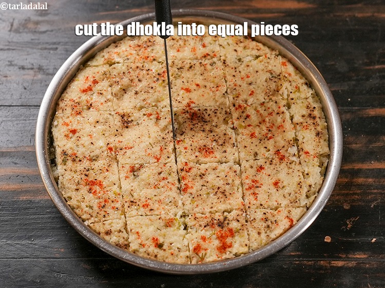 स्टेप 26 – <p>ढोकला को बराबर टुकड़ों में काट लें।</p>