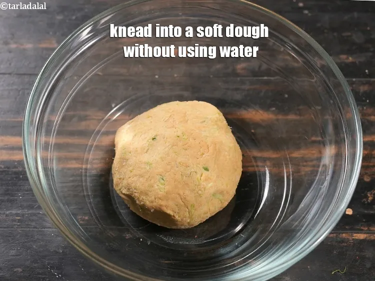 स्टेप 10 – <p>बिना पानी का उपयोग किये नरम आटा गूंथ लें।</p>