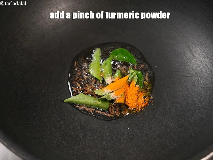 स्टेप 17 – <p>एक चुटकी <a href="https://www.tarladalal.in/glossary-turmeric-powder-haldi-hindi-645i"><u>हल्दी पाउडर (turmeric powder, haldi)</u></a> डालें।</p>