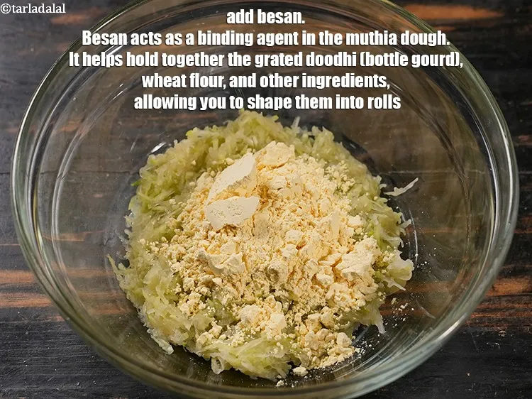 स्टेप 5 – <p><span style="background-color:rgb(255,255,255);color:rgb(0,0,0);">१/२ कप </span><a href="https://www.tarladalal.in/glossary-besan-chana-dal-flour-bengal-gram-flour-hindi-952i"><u>बेसन ( besan )</u></a> मिलाएँ। बेसन …