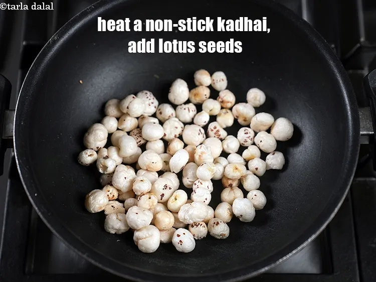 स्टेप 1 – <p><strong>ज्वार भेल</strong> बनाने के लिए, एक नॉन-स्टिक कढ़ाई गरम करें, …