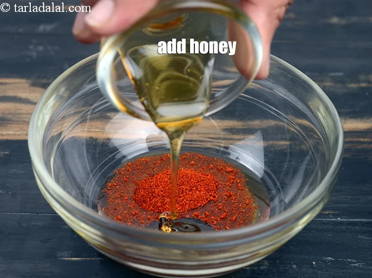 स्टेप 10 – <p><span style="background-color:rgb(255,255,255);color:rgb(0,0,0);">१ १/२ टी-स्पून </span><a href="https://www.tarladalal.in/glossary-honey-hindi-467i"><u>शहद&nbsp;</u></a> (वैकल्पिक) मिलाएं।</p>