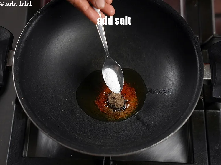 स्टेप 11 – <p>स्वादानुसार<span style="background-color:rgb(255,255,255);color:rgb(0,0,0);"> </span><a href="https://www.tarladalal.in/glossary-salt-namak-table-salt-hindi-418i"><u>नमक (salt)</u></a> डालें।</p>