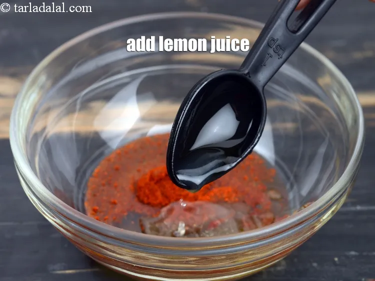 स्टेप 11 – <p><span style="background-color:rgb(255,255,255);color:rgb(0,0,0);">१ टेबल-स्पून </span><a href="https://www.tarladalal.in/glossary-lemon-nimbu-hindi-428i#ing_2754"><u>नींबू का रस (lemon juice)</u></a> डालें।</p>