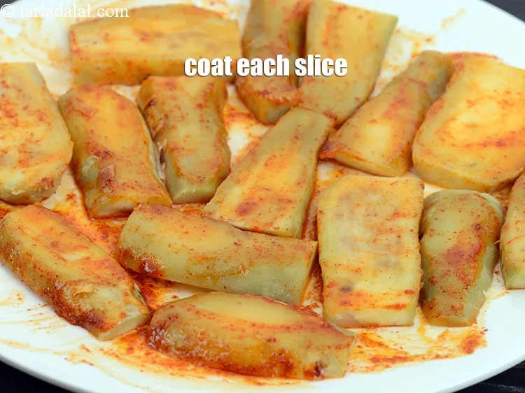 स्टेप 15 – <p>प्रत्येक स्लाइस पर धीरे से ड्रेसिंग लगाएं।</p>