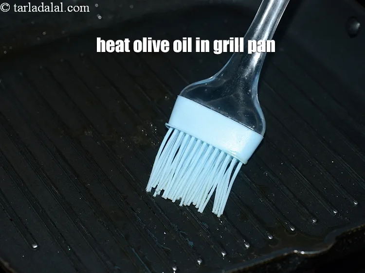 स्टेप 16 – <p>एक ग्रिल पैन में <span style="background-color:rgb(255,255,255);color:rgb(0,0,0);">१ टी-स्पून </span><a href="https://www.tarladalal.in/glossary-olive-oil-hindi-451i"><u>जैतून का …