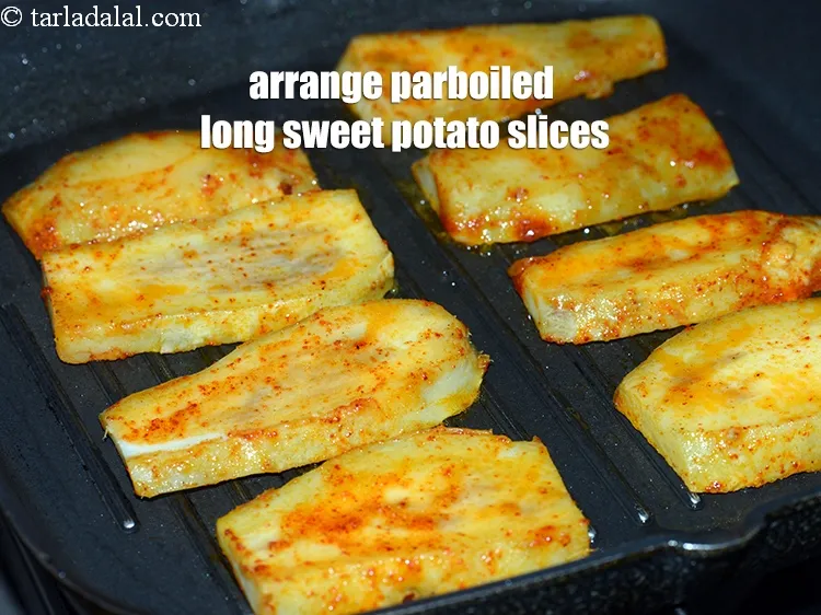 स्टेप 17 – <p><span style="background-color:rgb(255,255,255);color:rgb(0,0,0);">इस पर ८ आधी उबाली हुई शकरकंद की लंबी …