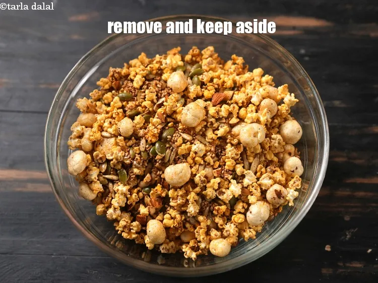 स्टेप 19 – <p>निकाल कर ठंडा होने के लिए रख दें। सूखे नाश्ते …