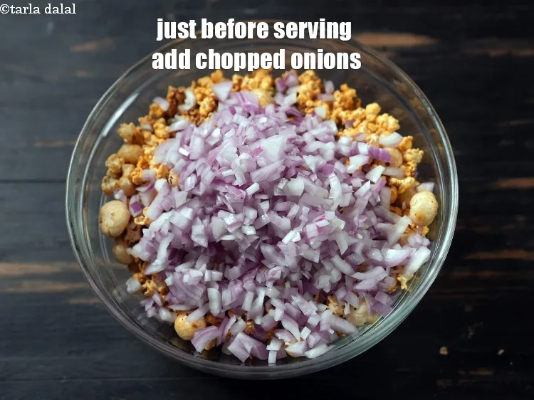 स्टेप 20 – <p>परोसने से ठीक पहले,&nbsp;<span style="background-color:white;color:black;">१/२</span> कप <a href="https://www.tarladalal.in/glossary-onions-pyaz-pyaaz-kanda-hindi-548i#ing_2327"><u>कटा हुआ प्याज़ …