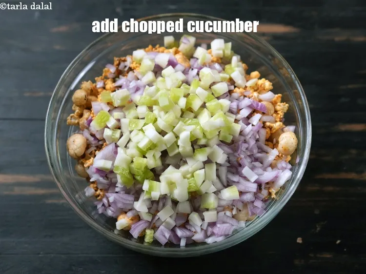 स्टेप 21 – <p><span style="background-color:rgb(255,255,255);color:rgb(0,0,0);">१/२ कप </span><a href="https://www.tarladalal.in/glossary-cucumber-kakadi-kheera-hindi-321i#ing_2373"><u>कटी हुई ककड़ी (chopped cucumber)</u></a><u> डालें।</u></p>