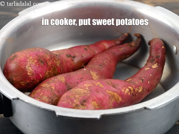 स्टेप 2 – <p>एक प्रेशर कुकर में <span style="background-color:white;">३&nbsp;</span>शकरकंद डालें।</p>
