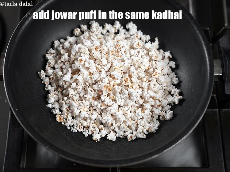 स्टेप 4 – <p>उसी कढ़ाई में&nbsp;<span style="background-color:white;">२</span>&nbsp;कप <a href="https://www.tarladalal.in/glossary-jowar-puff-dhani-jowar-dhani-hindi-2632i"><u>ज्वार धानी (jowar puff (dhani)</u></a> …