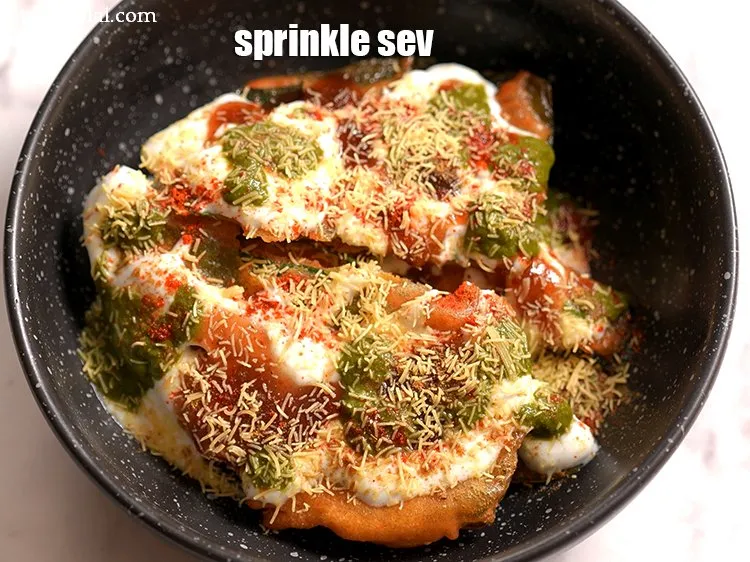 स्टेप 19 – <p><span style="background-color:rgb(255,255,255);color:rgb(0,0,0);">१ टेबल-स्पून </span><a href="https://www.tarladalal.in/glossary-sev-hindi-1137i"><u>सेव</u></a> <span style="background-color:rgb(255,255,255);color:rgb(0,0,0);">छिड़कें।</span></p>