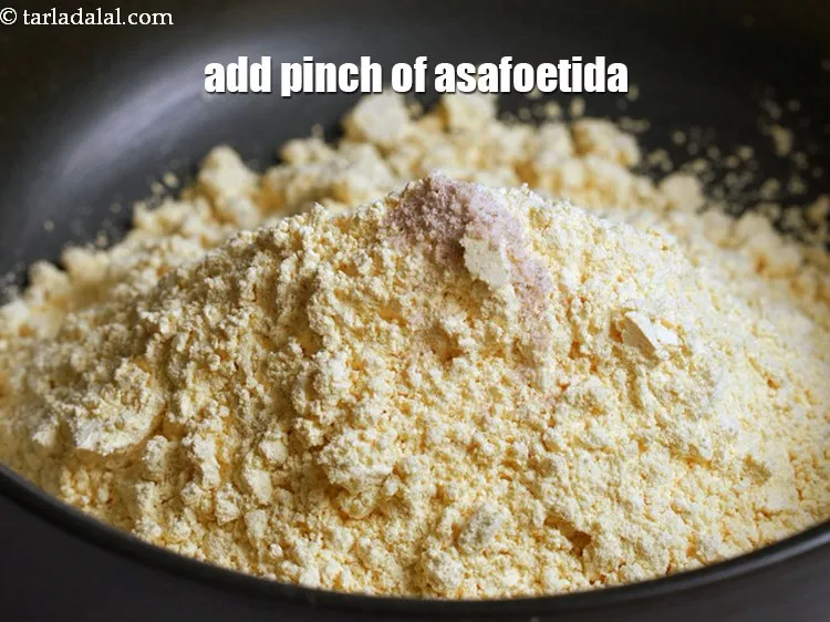 स्टेप 2 – <p><span style="background-color:rgb(255,255,255);color:rgb(0,0,0);">एक चुटकी </span><a href="https://www.tarladalal.in/glossary-asafoetida-hing-hindi-113i"><u>हींग (asafoetida, hing)</u></a> <span style="background-color:rgb(255,255,255);color:rgb(0,0,0);">डालें।</span></p>