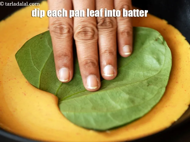 स्टेप 9 – <p><span style="background-color:rgb(255,255,255);color:rgb(0,0,0);">एक-एक करके पैन के पत्तों को बैटर में डुबोएँ।</span></p>