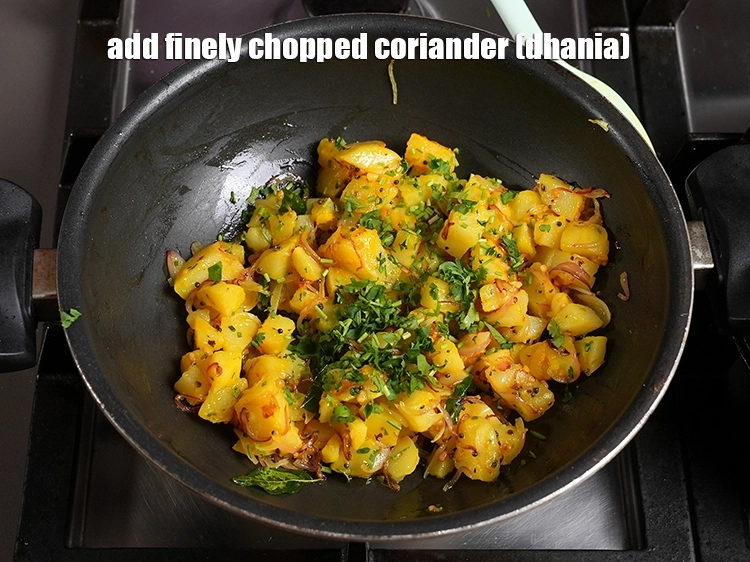 स्टेप 32 – <p><span style="background-color:rgb(255,255,255);color:rgb(0,0,0);">1 टेबल-स्पून </span><a href="https://www.tarladalal.in/glossary-coriander-dhania-kothmir-hindi-369i#ing_2365"><u>कटा हुआ हरा धनिया (chopped coriander)</u></a><span …