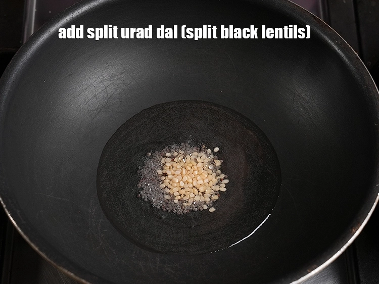 स्टेप 9 – <p><span style="background-color:rgb(255,255,255);color:rgb(0,0,0);">1/2 टी-स्पून </span><a href="https://www.tarladalal.in/glossary-urad-dal-split-black-lentil-hindi-941i"><u>उड़द दाल (urad dal)</u></a> डालें।</p>