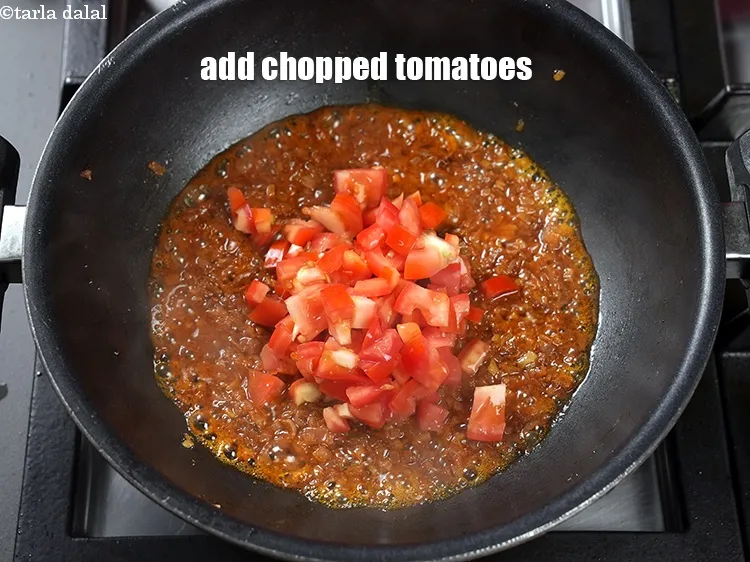 स्टेप 60 – <p><span style="background-color:rgb(255,255,255);color:rgb(0,0,0);">१/२ कप </span><a href="https://www.tarladalal.in/glossary-tomatoes-tamatar-hindi-639i#ing_2361"><u>कटा हुआ टमाटर (chopped tomatoes)</u></a> <span …