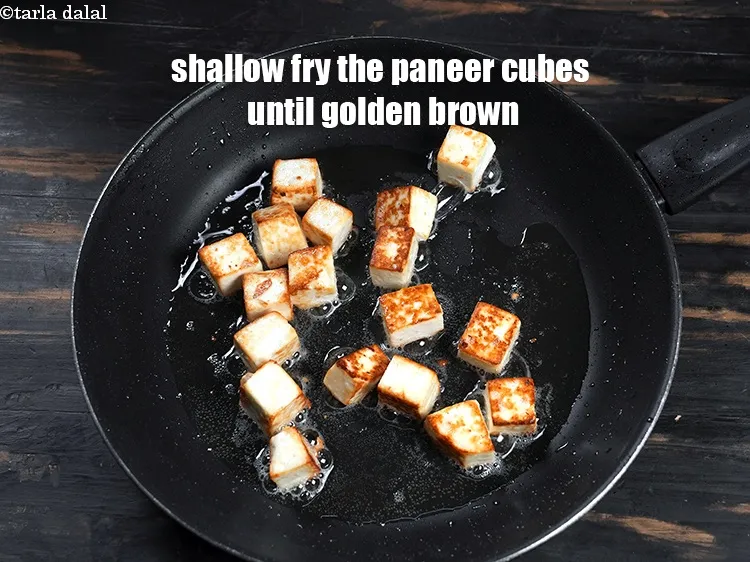 स्टेप 7 – <p>पनीर के टुकड़ों को मध्यम आंच पर सभी तरफ से …