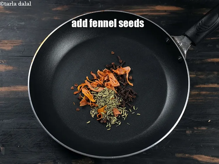 स्टेप 4 – <p><span style="background-color:rgb(255,255,255);color:rgb(0,0,0);">१ टी-स्पून </span><a href="https://www.tarladalal.in/glossary-fennel-seeds-saunf-sauf-hindi-410i"><u>सौंफ (fennel seeds (saunf)</u></a> <span style="background-color:white;">डालें</span><span …