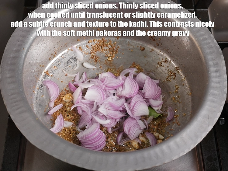 स्टेप 35 – <p>आधा कप पतले <a href="https://www.tarladalal.in/glossary-onions-pyaz-pyaaz-kanda-hindi-548i#ing_2342"><u>स्लाईस्ड प्याज़ (sliced onions)</u></a> डालें। पतले …