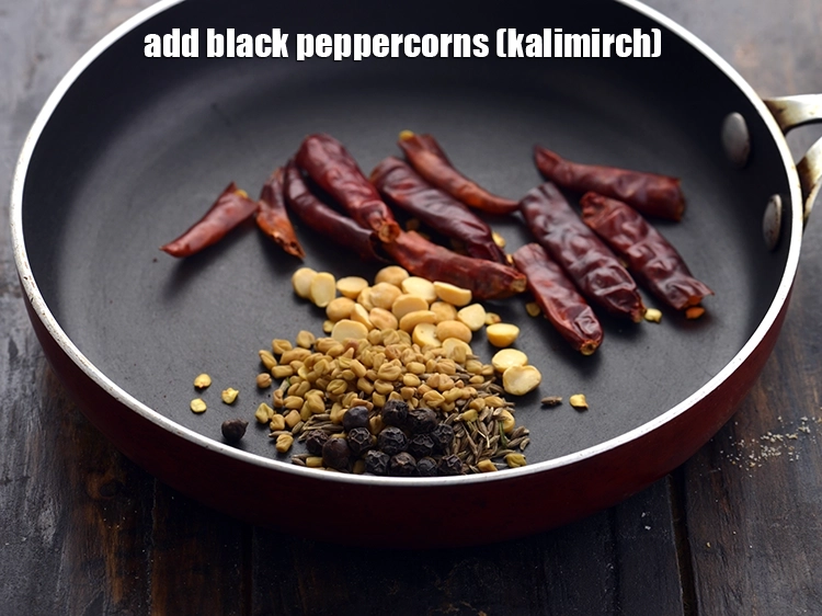 स्टेप 6 – <p><span style="background-color:rgb(255,255,255);color:rgb(0,0,0);">काली मिर्च डालें। वे सांभर मसाला को आवश्यक गर्मी …
