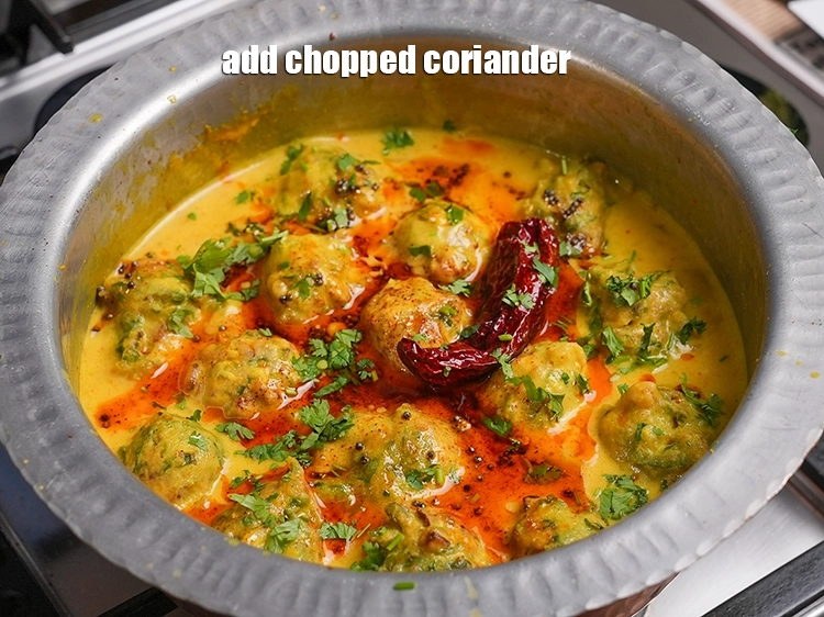 स्टेप 50 – <p><span style="background-color:rgb(255,255,255);color:rgb(0,0,0);">२ टेबल-स्पून </span><a href="https://www.tarladalal.in/glossary-coriander-dhania-kothmir-hindi-369i#ing_3500"><u>बारीक कटा हुआ धनिया (finely chopped …