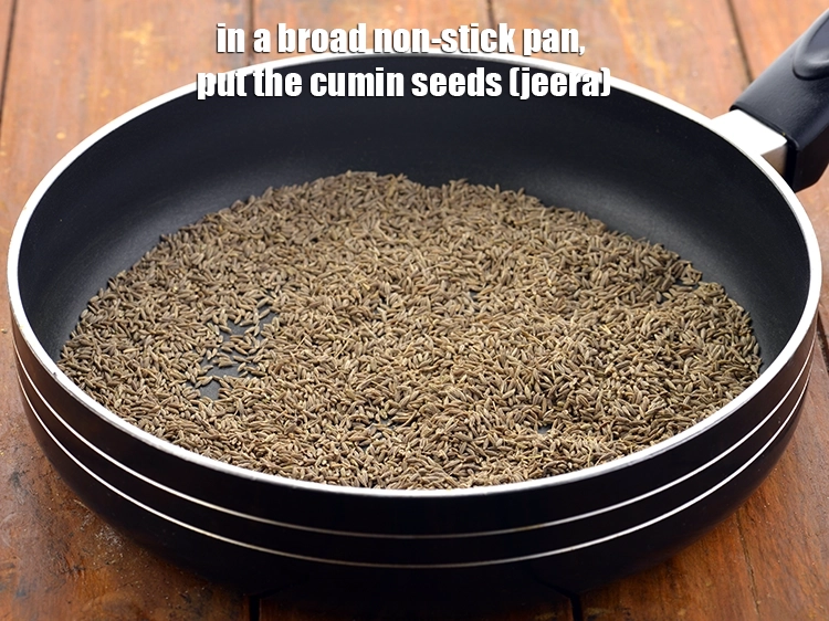 स्टेप 2 – <p><strong>गरम मसाला</strong> के लिए खडा मसाला भूनने के लिए, एक …