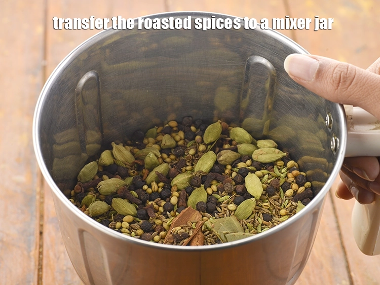 स्टेप 14 – <p>भुने हुए मसालों को मिक्सर जार में डालें। यदि मसाले …