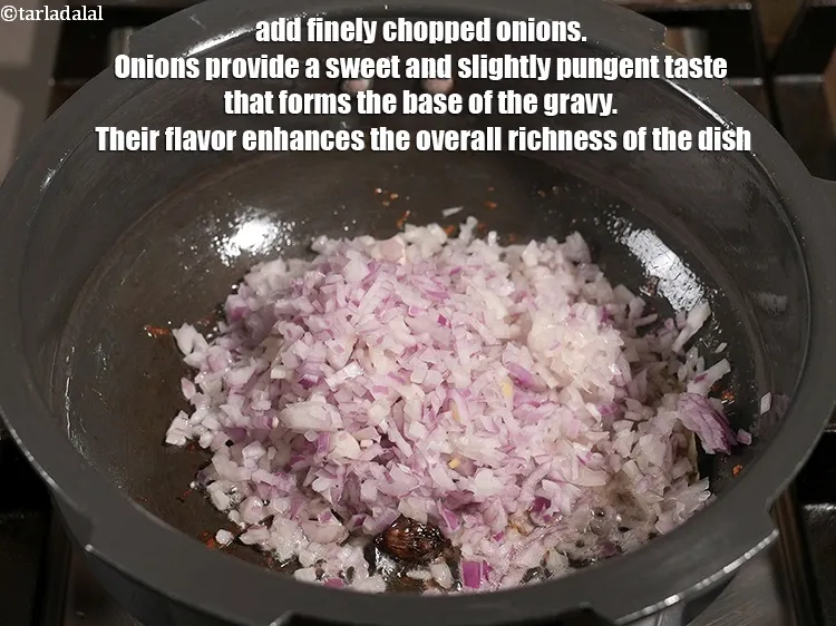 स्टेप 14 – <p>१ कप&nbsp;बारीक&nbsp;<a href="https://www.tarladalal.com/glossary-chopped-onions-hindi-722i">कटा प्याज</a>&nbsp;डालें। प्याज एक मीठा और थोड़ा तीखा …